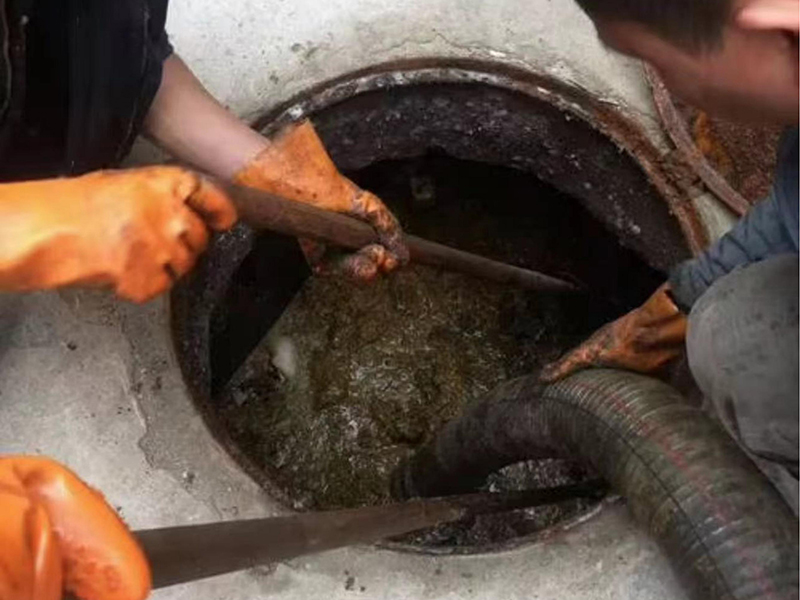 杜尔伯特清理化粪池时如何避免沼气的危害？